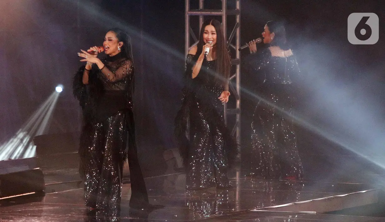 Keenam penyanyi perempuan lintas generasi tersebut adalah Krisdayanti, Ruth Sahanaya, Titi DJ, Lyodra Ginting, Tiara Andini, dan Ziva Magnolya. (Liputan6.com/Herman Zakharia)