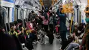 Syafrin menyampaikan layanan Rp 1 berlaku pada 22 Juni 2023 pukul 00.00-23.59 WIB. Namun, pengguna transportasi umum tetap wajib menempelkan tiket (tap in) di gerbang penumpang agar saldo uang elektronik terpotong Rp 1 dan tercatat telah melakukan transaksi di dalam sistem. (Liputan6.com/Johan Tallo)