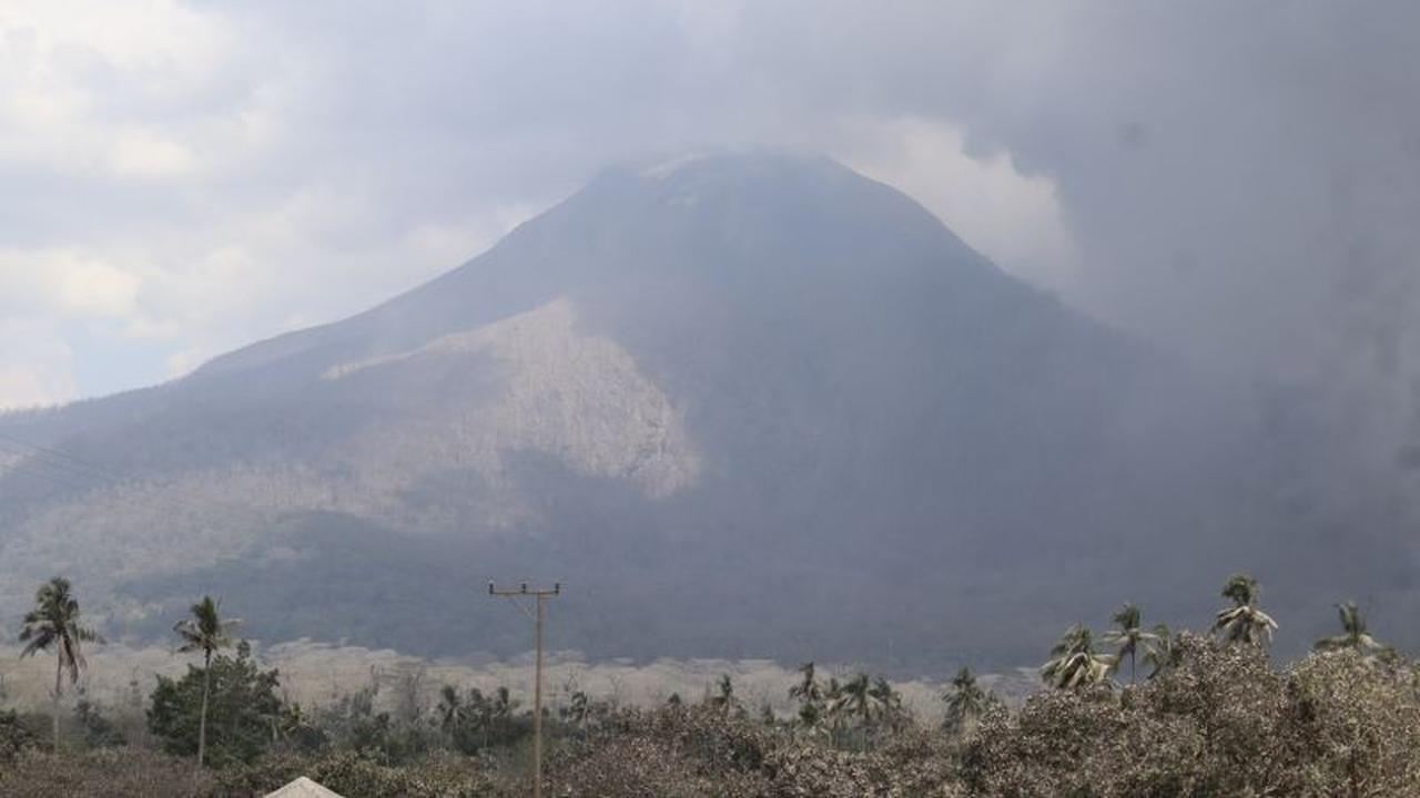 Aktivitas Gunung Lewotobi Laki-laki Masih Tinggi, Tercatat Puluhan Gempa Letusan dalam Sehari!