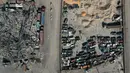 Foto udara menunjukkan kendaraan impor yang rusak akibat ledakan besar di pelabuhan Beirut, Lebanon (26/8/2020). Ledakan tersebut menewaskan sedikitnya 181 orang, melukai lebih dari 6.500 dan meninggalkan puluhan orang. orang tunawisma. (AFP)