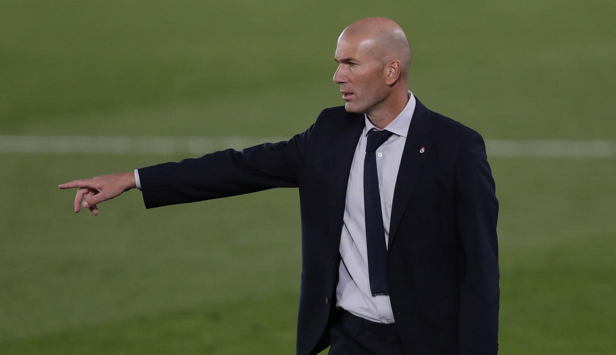 Pelatih Real Madrid, Zinedine Zidane, memberikan arahan kepada pemainnya saat menghadapi Real Valladolid pada laga lanjutan Liga Spanyol di Estadio Alfredo Di Stefano, Kamis (1/10/2020) dini hari WIB. Real Madrid menang 1-0 atas Valladolid. (AP Photo/Manu Fernandez)