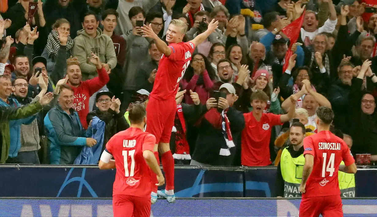 Penyerang Red Bull Salzburg, Erling Haaland (tengah) berselebrasi usai mencetak gol ke gawang Genk di Salzburg, Austria (17/9/2019). Remaja 19 tahun asal Norwegia ini tampil sensasional mencetak hattrick di matchday pertama Liga Champions. (Krugfoto/Apa/AFP)