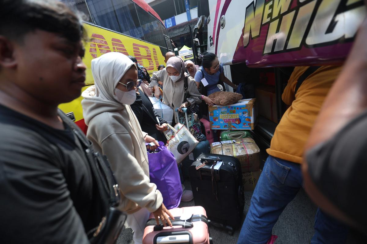 FOTO: Pemudik Padati Terminal Kampung Rambutan Menjelang Lebaran