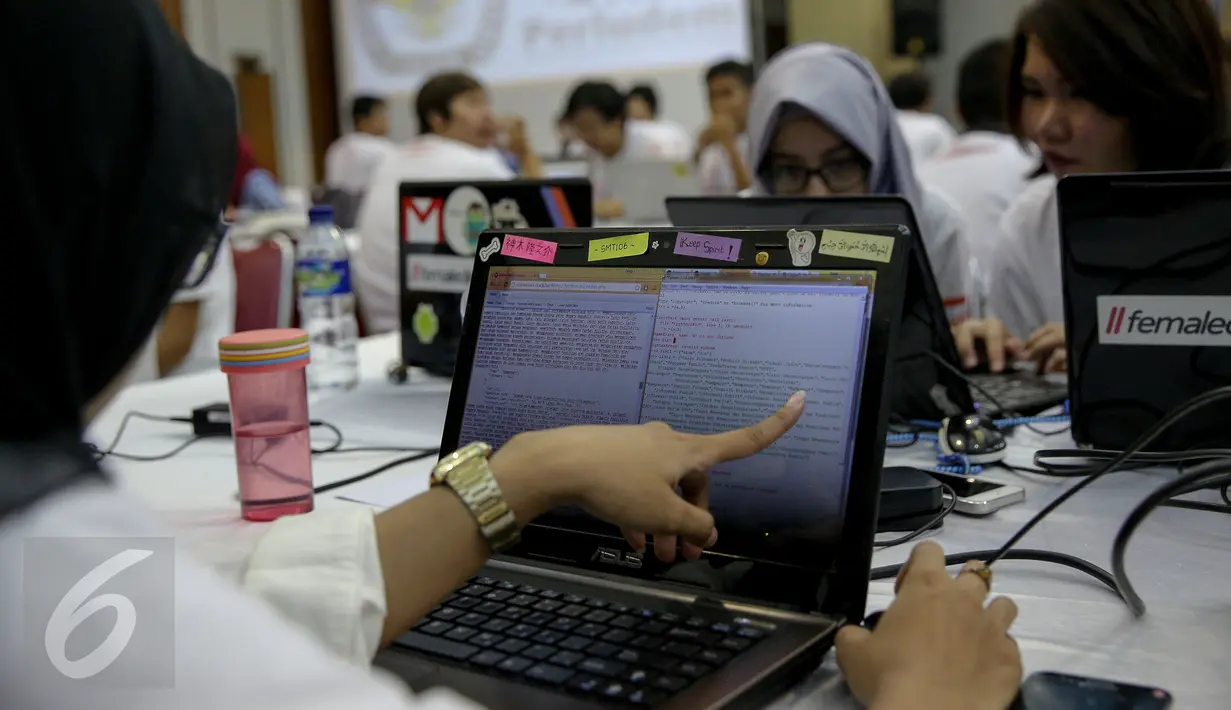 Peserta Apps Challange Code for Vote 4.0 mempersiapkan presentasi aplikasi pendukung Pilkada dalam kompetisi di Kantor KPU, Jakarta, Minggu (8/11). Menyambut Pilkada Serentak 9 Desember, KPU dan Perludem menggelar kompetisi (Liputan6.com/Faizal Fanani)