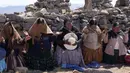 Wanita suku Aymara berdoa pada hari puasa sebagai ritual meminta hujan di Gunung Suci Inca Pucara, Chiquipata, Bolivia, Rabu (16/11/2022). Penduduk dataran tinggi La Paz mengatakan rendahnya curah hujan yang terjadi sejak September membuat mereka tidak bisa menanam kentang, buncis, dan kacang polong. (AP Photo/Juan Karita)