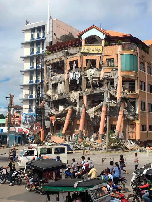 Kondisi Hotel Eva setelah gempa bumi kuat melanda kota Kidapawan di provinsi Cotabato utara, Kamis (31/10/2019). Gempa bumi kembali mengguncang Filipina selatan, kali ini bermagnitudo 6,5 dan merupakan gempa kuat ketiga dalam bulan ini yang berpotensi menimbulkan kerusakan. (AP/Williamor Magbanua)