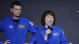 Mereka adalah Christina Koch dan Victor Glover. Christina Koch merupakan astronot NASA yang memegang rekor penerbangan luar angkasa tunggal terlama oleh seorang perempuan. Koch akan menjadi spesialis misi pada penerbangan Artemis II pada tahun depan mengelilingi Bulan. (AP Photo/Michael Wyke)