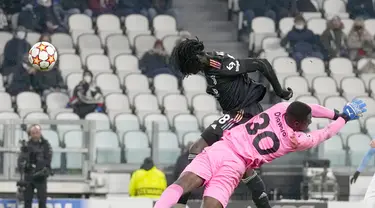 Pemain Juventus Moise Kean (kiri) mencetak gol ke gawang Malmo pada pertandingan sepak bola Grup H Liga Champions di Allianz Stadium, Turin, Italia, 8 Desember 2021. Juventus menang 1-0. (AP Photo/Antonio Calanni)