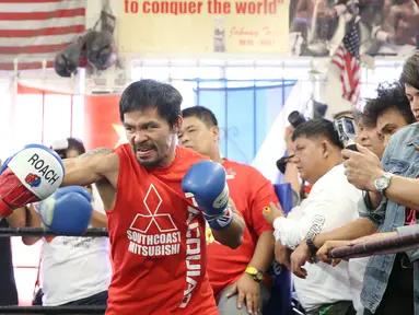 Petinju Filipina, Manny Pacquiao saat sesi latihan jelang pertarungannya melawan juara dunia kelas welter versi WBO, Jessie Vargas di Los Angeles, California, AS (26/10). (Reuters/ Lucy Nicholson)