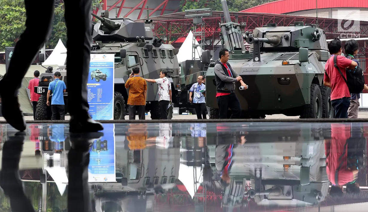 Pengunjung melihat Alutsista buatan Indonesia di Indo Defence 2018 Expo and Forum di JIExpo Kemayoran, Jakarta, Rabu (9/11). Indo Defence sudah memasuki tahun ke delapan. (Liputan6.com/JohanTallo)
