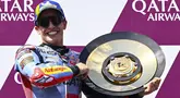 Pembalap Gresini Racing, Marc Marquez mengangkat trofi setelah memenangkan balapan MotoGP Australia 2024 yang berlangsung di Sirkuit Phillip Island, Australia, Minggu (20/10/2024). (AP Photo/AAP Image/Joel Carrett)