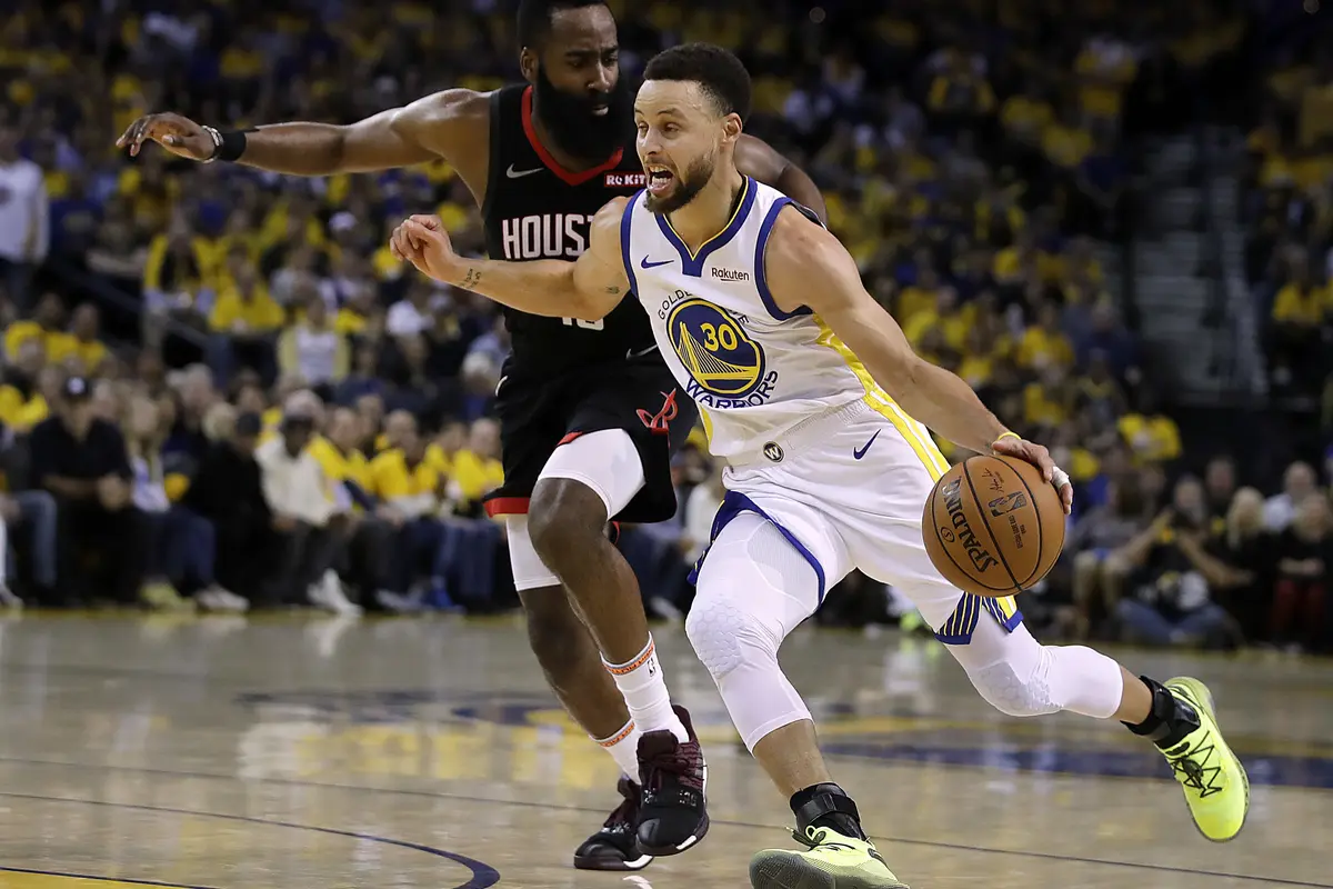 Stephen Curry berduel dengan James Harde