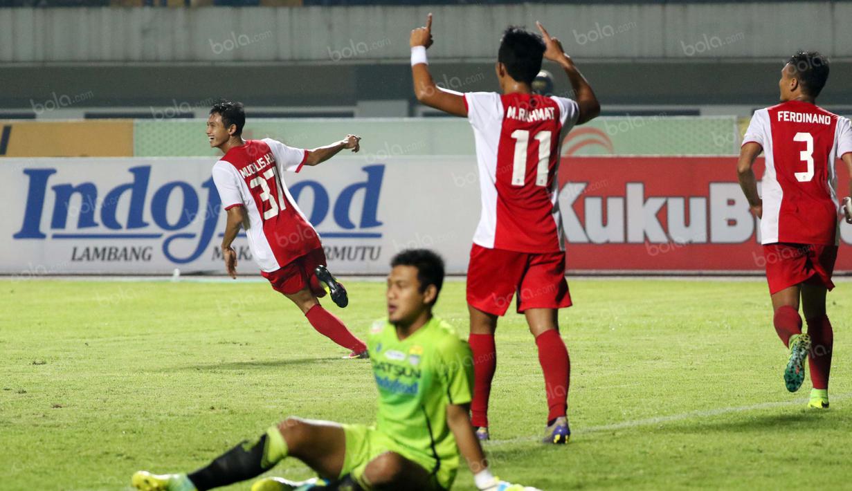Pemain PSM Makassar, Muchlis Hadi Ning merayakan golnya ke gawang Persib Bandung pada laga Torabika SC 2016 di Stadion Gelora Bandung Lautan Api, Bandung, Sabtu (2/7/2016). (Bola.com/Nicklas Hanoatubun)