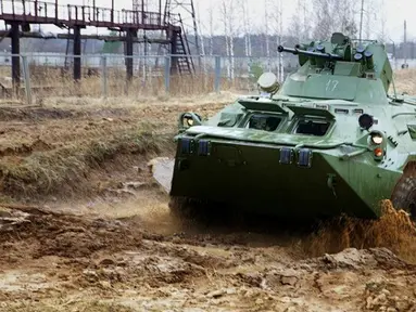 Tank buatan Rusia saat bermanuver diatas lumpur saat dilakukan percobaan di pabrik yang merakit kendaraan BTR (Bronetransportyor) atau kendaraan lapis bagi Militer Rusia. (englishrussia.com/E.Golovach)