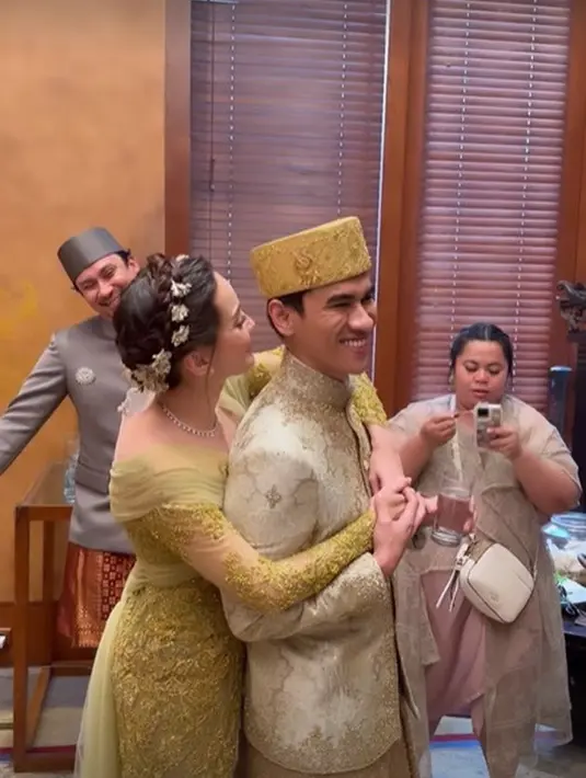 Saat resepsi berlangsung, Enzy memeluk mesra Molen setelah sah jadi suami-istri. Wajah mereka berseri bahagia. [Instagram @medinadinaaa]