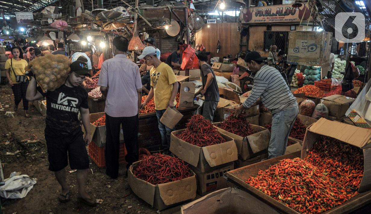 Aktivitas pedagang di Pasar Induk Kramat Jati, Jakarta Timur, Rabu (14/12/2022). Telur ayam ras terpantau naik menjadi Rp 31.250 per kg, bawang merah menjadi Rp 38.200 per kg, cabai rawit merah menjadi Rp 54.600 per kg, cabai rawit hijau menjadi Rp 46.500 per kg, dan minyak goreng curah Rp 15.000 per kg. (merdeka.com/Iqbal S. Nugroho)