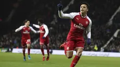 Pemain Arsenal, Alexis Sanchez merayakan gol saat melawan West Bromwich Albion pada lanjutan Premier League di The Hawthorns, West Bromwich, (31/12/2017). Arsenal bermain imbang 1-1 dengan West Bromwich. (Martin Rickett/PA via AP)