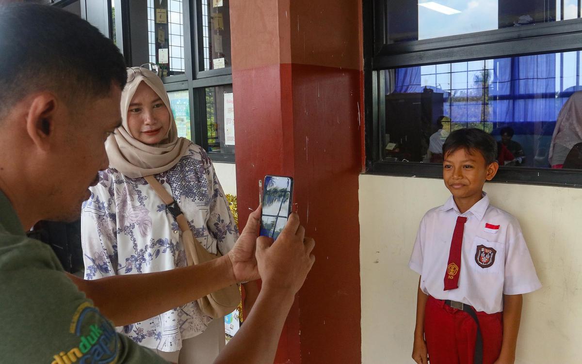 FOTO: Antusias Siswa dan Orang Tua Manfaatkan Layanan Kependudukan di SDN Kebagusam 01
