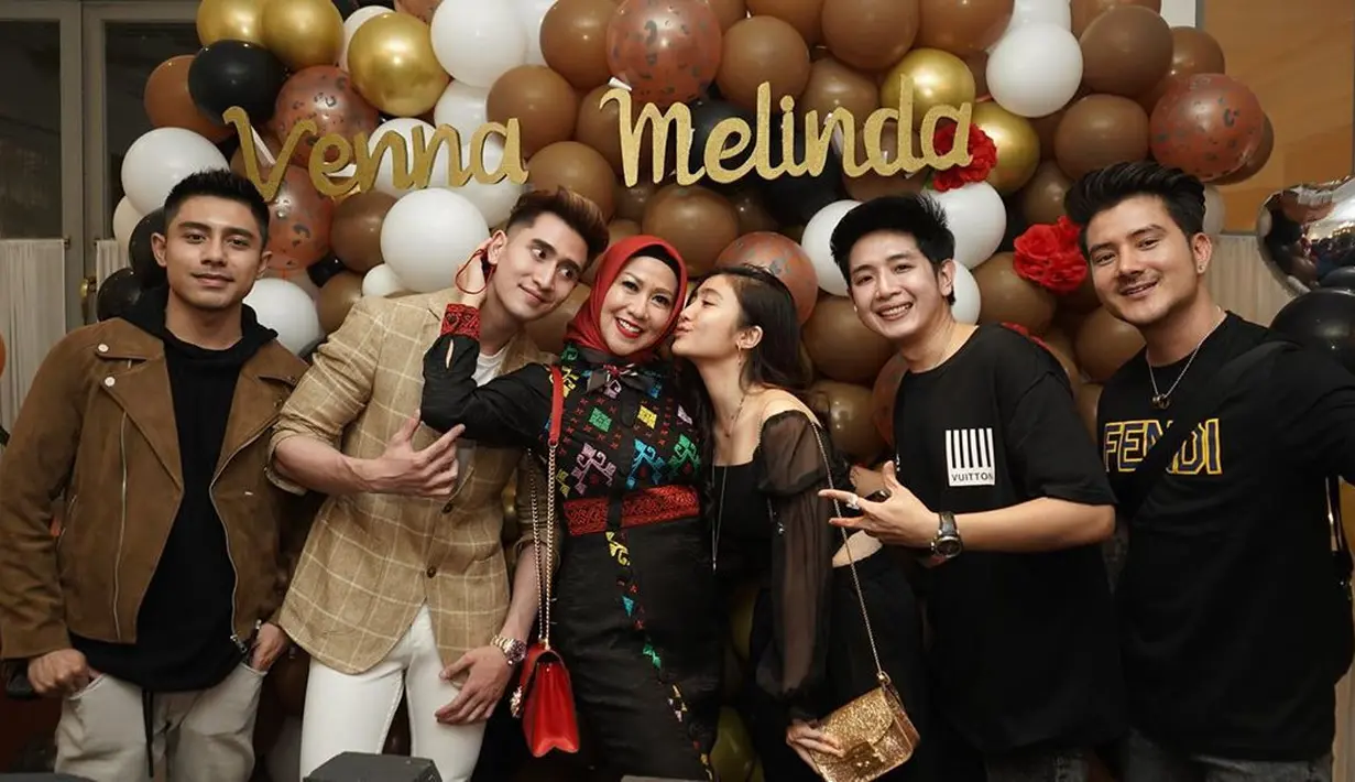 Senin (3/8/2020), Verrell mengunggah potret pesta ulang tahun sang ibu. Selain itu, ia juga menuliskan ucapan yang begitu menyentuh. Verrell mengucapkan terimakasih atas segala yang telah diberikan Venna untuknya selama ini. (Instagram/bramastavrl)