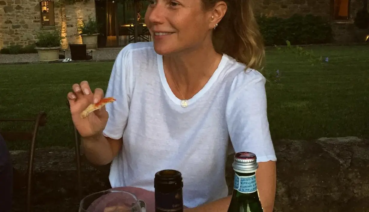 Pada September 2017, Falchuk menulis "Ini adalah wanita paling cantik sepanjang waktu dan hari ini ia berulangtahun. Kami sangat beruntung lahir di dunia yang sama (namun tak ada yang seberuntung aku)." (instagram/bradfalchuk)