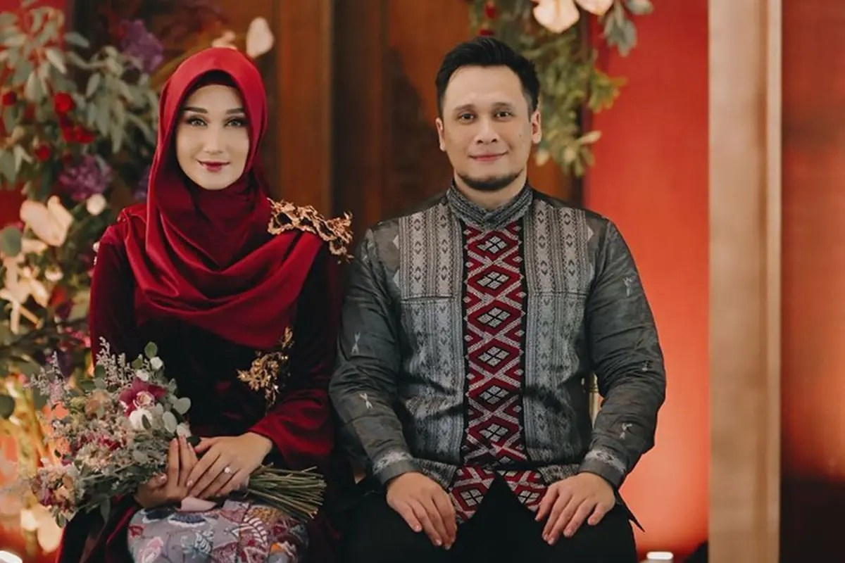 6 Potret Tampan Sandy Nasution, Suami Dian Pelangi