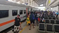 Para penumpang bersiap naik ke dalam kereta api di Staisun Jember (Istimewa)