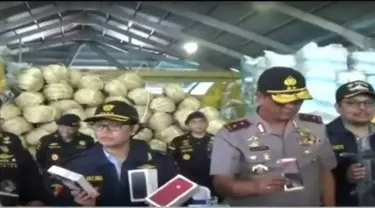 Sri Mulyani mengekspos 25 ribu telepon genggam yang diselundupkan dari Singapura serta 10 ribu bal pakaian bekasl hasil tangkapan Bea Cukai.