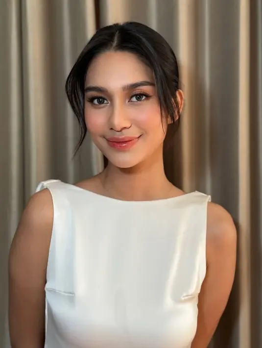 Azizah Salsa juga hadir mengenakan dress putih satin sleeveless dengan bagian belakang backless. Wajahnya dipulas dengan blush on pink dan lipstik glossy plumpy. [@ochiipramita]