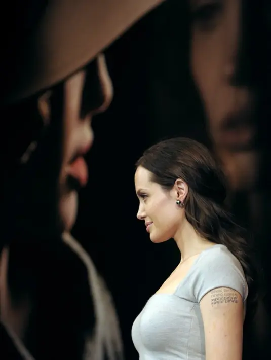 Setelah gugatan cerai diajukan Angelina Jolie, hubungannya dengan Brad Pitt memang tak lagi damai. Keduanya menghadapi proses cerai penuh dengan perseteruan, terlebih soal hak asuh anak. (AFP/Bintang.com)