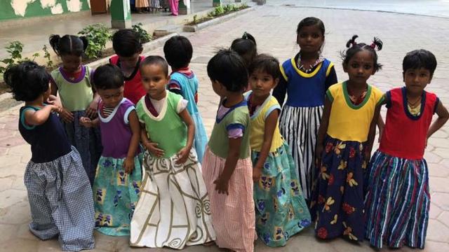 Anak-anak di India mengenakan baju jahitan Leila.
