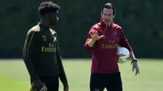 Pelatih Arsenal, Unai Emery (kanan) berbincang dengan pemainya selama sesi pelatihan tim di pusat pelatihan London Colney di St. Albans (21/5/2019). Arsenal akan bertanding melawan Chelsea pada babak Final Liga Europa pada 29  Mei di Baki Olimpiya Stadionu. (AFP Photo/Olly Greenwood)