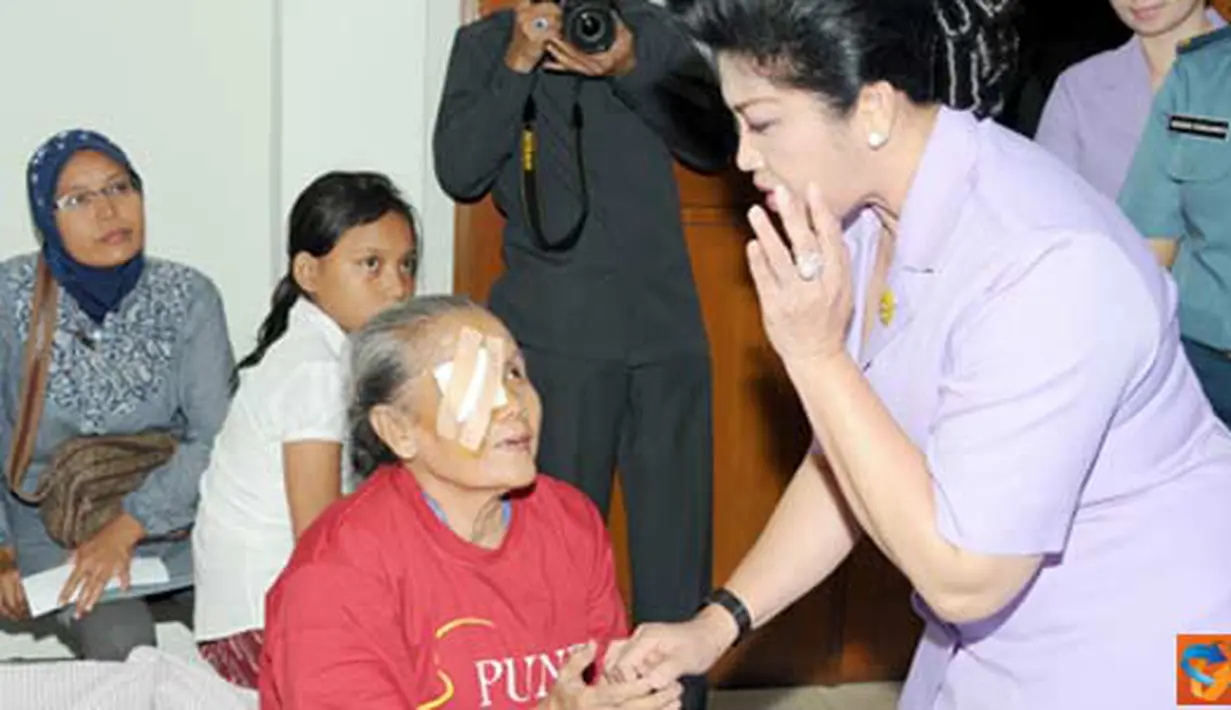CItizen6, Jakarta: Ketua Umum Dharma Pertiwi menemui pasien yang sudah menjalani operasi katarak. (Pengirim: Badarudin Badar)