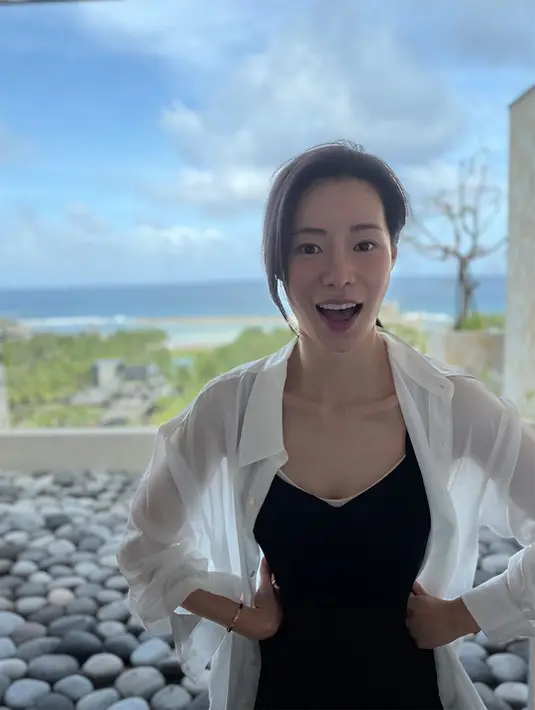 Tanpa contouring tebal atau lipstik mencolok, wajahnya tetap tampak cerah berkat complexion yang sehat dan merata. Sentuhan blush tipis serta bibir bernuansa natural membuat tampilannya terlihat segar tanpa berlebihan. [@limjjy2]