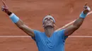 Ekspresi Rafael Nadal merayakan kemenangan atas Dominic Thiem pada final Prancis Terbuka 2018 di Roland Garros stadium, Paris, (10/6/2018). Nadal menang tiga set 6-4, 6-3, 6-2. (AP/Michel Euler)