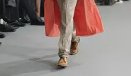 Sepatu Transparan Saint Laurent di Paris Fashion Week Dikaitkan dengan Fetish Kaki