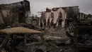 Warga melihat tank, mobil, dan bangunan yang hancur di kota Trostyanets, Ukraina, Senin, 28 Maret 2022. Trostyanets baru-baru ini direbut kembali oleh pasukan Ukraina setelah dikuasai oleh Rusia sejak awal perang. (AP Photo/Felipe Dana)