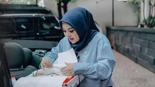 Potret Wajah Bahagia Aurel Hermansyah Dapat Hadiah Mobil