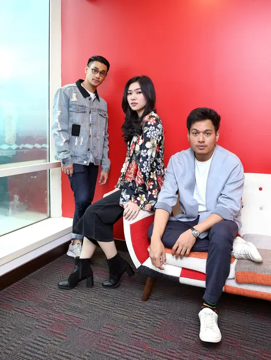 Afgan Syahreza, Isyana Sarasvati dan Rendy Pandugo saat berbincang dengan Bintang.com di kantor Sony Musik, Jakarta, Senin (19/2/2018). (Daniel Kampua/Bintang.com)