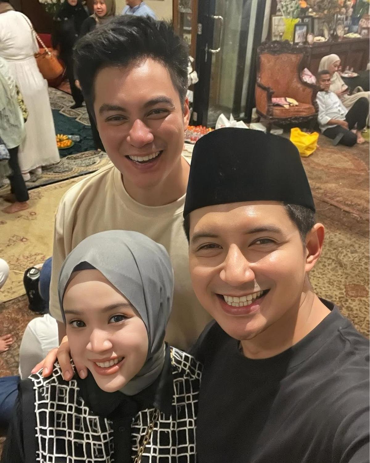 Potret Chand Kelvin dan Istri Hadiri Pengajian 7 Hari Meninggalnya Ayah Baim Wong