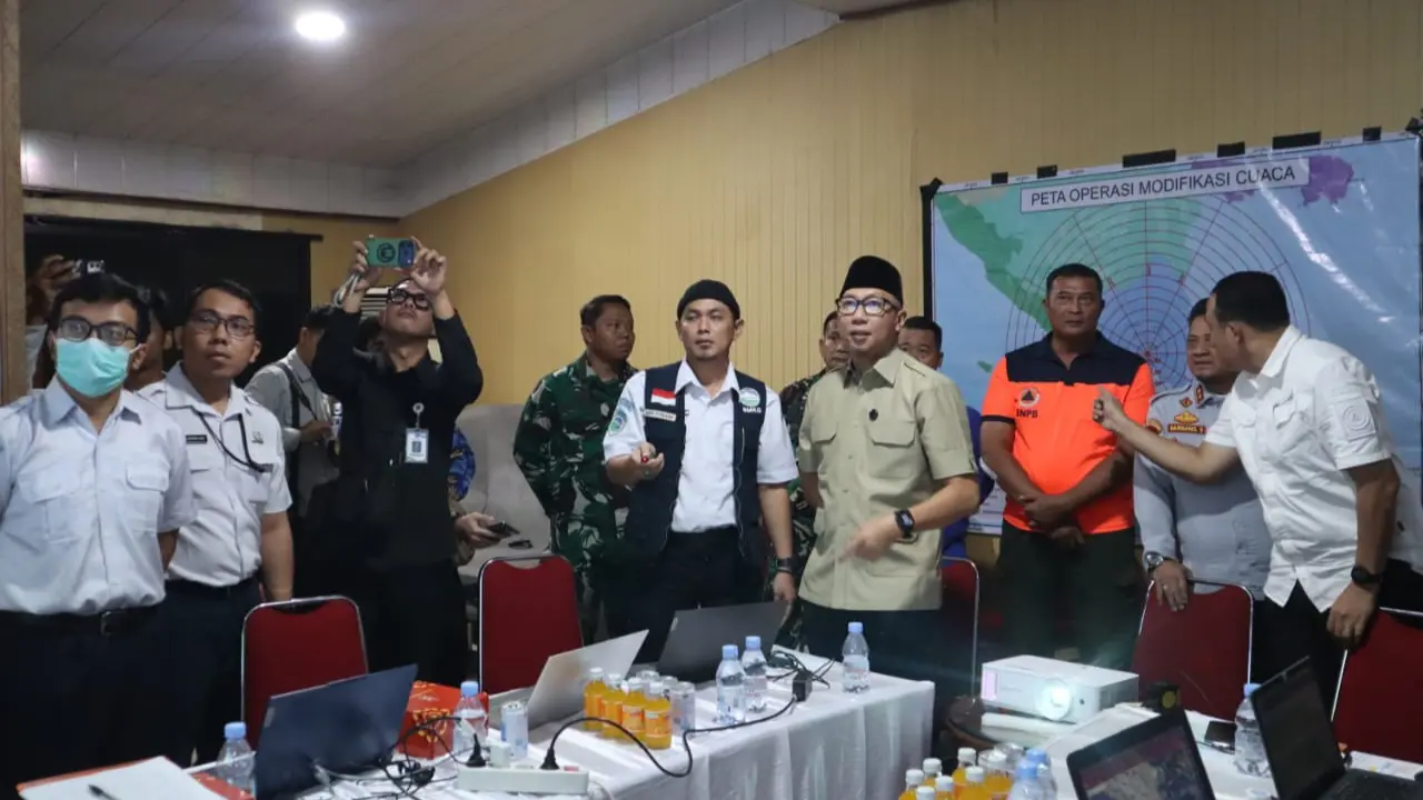 Gubernur Rahmad Mirzani meninjau Posko Operasi Modifikasi Cuaca (OMC) di Bandara Raden Inten II, Lampung Selatan.
