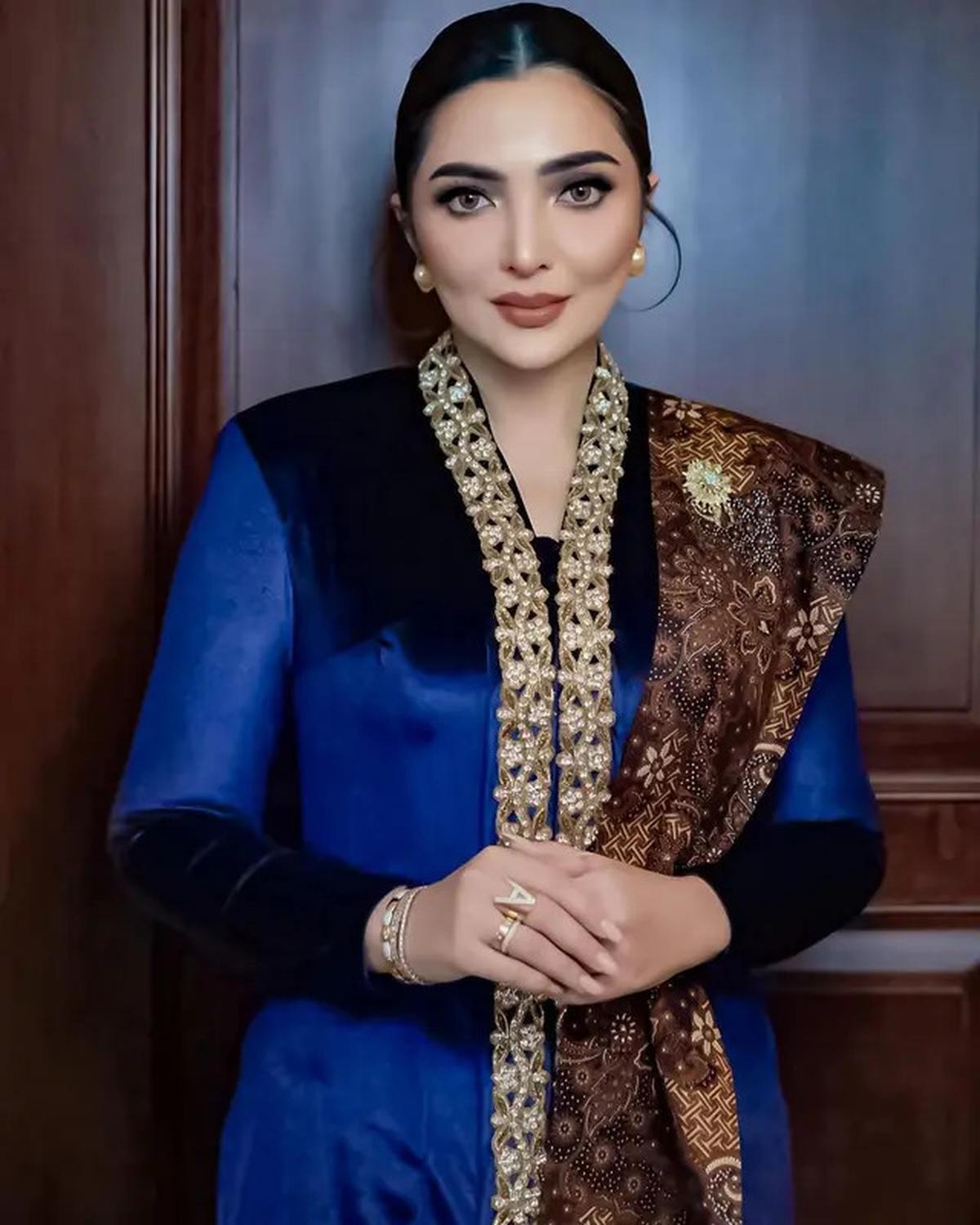 4 Ide Kolaborasi Kebaya dan Batik yang Modis, Terinspirasi dari Para Selebriti