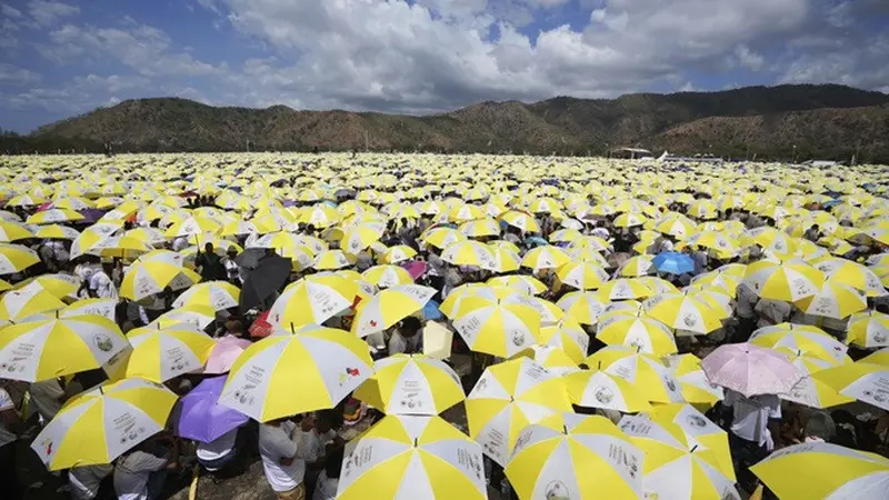 Warga Timor Leste memadati Taman Tasitolu di Timor Leste, Selasa, (10/9/2024) untuk menghadiri Misa Akbar yang dipimpin Paus Fransiskus.