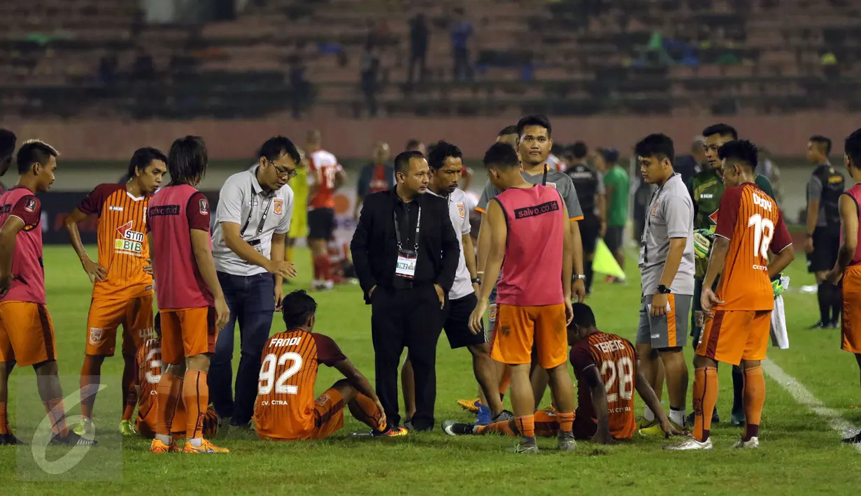 Pelatih PBFC, Ricky Nelson (tengah) mengatur strategi adu penalti melawan Madura United saat laga 8 besar PIala Presiden 2017 di Stadion Manahan Solo, Sabtu (25/2). PBFC unggul adu penalti 5-4 (0-0). (Liputan6.com/Helmi Fithriansyah)