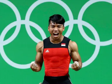 Atlet angkat besi Indonesia, Deni, bereaksi usai mengangkat besi di kelas 77kg Olimpiade 2016 Rio de Janeiro, Brasil, Rabu (10/8). Deni, hanya mampu menempati peringkat kelima. (REUTERS/Athit Perawongmetha)