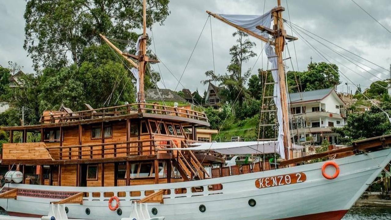 Kapal Pinisi Kenzo juga memiliki fasilitas yang lengkap. Kapal ini mampu menampung hingga 11 orang, dengan empat kamar tidur, toilet dalam dan luar, hingga mini bar.&nbsp;