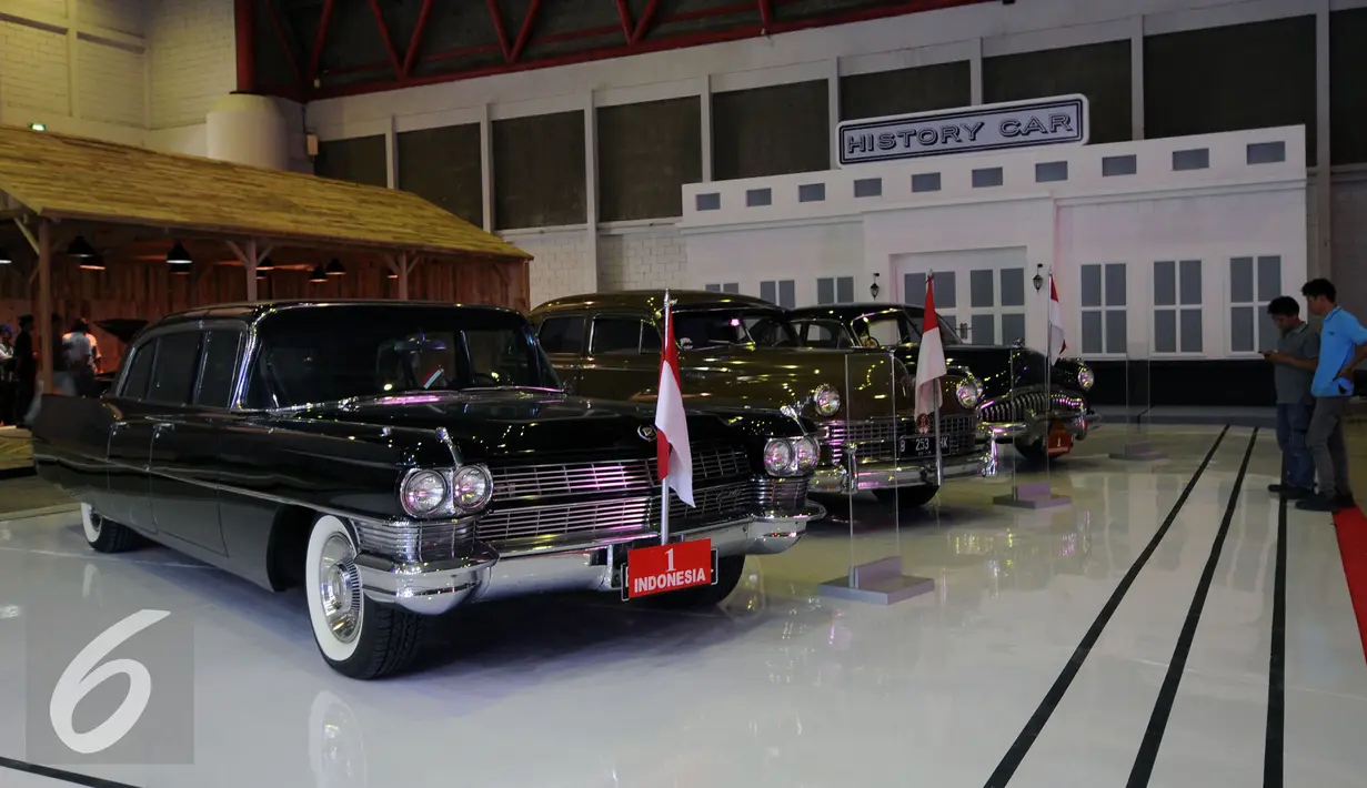 Kendaraan bersejarah Indonesia terparkir rapi di salah satu booth pameran Indonesia Internasional Motor Show 2015 di JIExpo Kemayoran, Jakarta, Selasa (18/8/2015). IIMS 2015 akan berlangsung pada 20-30 Agustus. (Liputan6.com/Helm iFithriansyah)