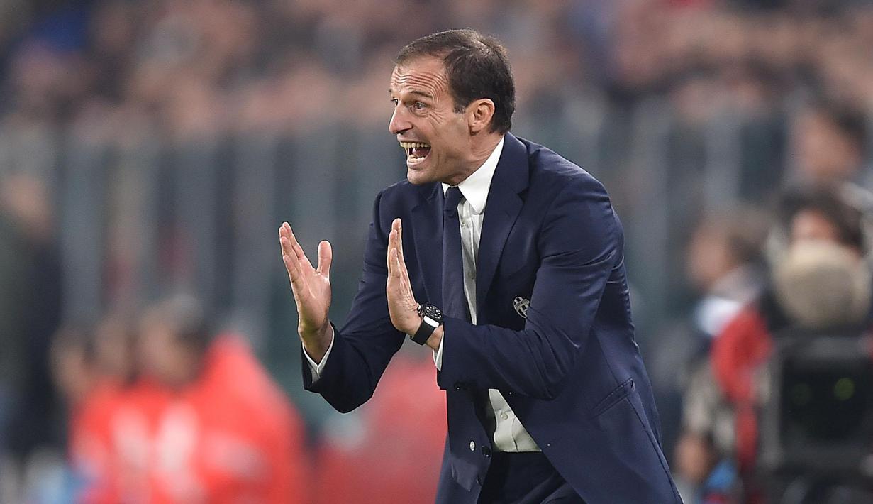 Gaya pelatih Juventus, Massimiliano Allegri memberikan instruksi saat timnya melawan Napoli pada lanjutan Serie A di Juventus Stadium, Turin, Italy, (29/10/2016). (EPA/Alessandro Di Marco)
