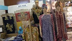 Peserta pameran merapikan kain saat Gelar Kain Unggulan Nusantara di Jakarta Convention Center, Jumat (27/9/2019). Ratusan model kain dipamerkan dalam Gelar Kain Unggulan Nusantara yang berlangsung hingga Minggu, 29 September mendatang. (Liputan6.com/Helmi Fithriansyah)