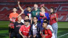 Legenda Manchester United, Ryan Giggs menyapa para fans di Indonesia dalam acara peluncuran kartu kredit Maybank yang berkolaborasi dengan Manchester United di Jakarta Convention Center (JCC), Senayan, Jakarta, Sabtu (18/5/2024). (Bola.com/M Iqbal Ichsan)