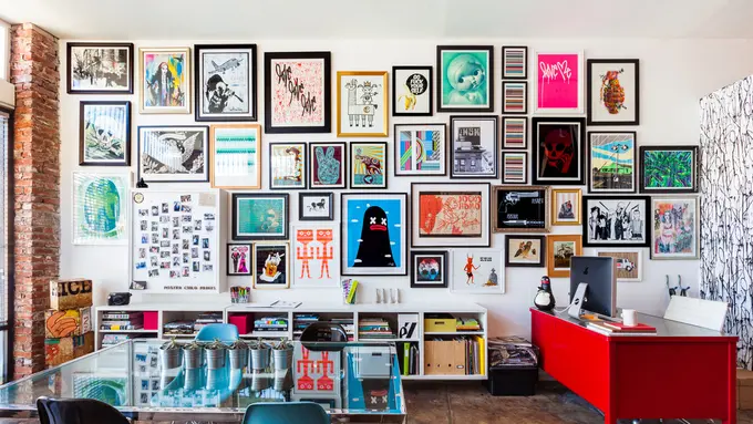 6 Inspirasi Tata Letak Bingkai Foto di Dinding Rumah